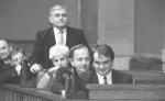 Leszek Miller i Waldemar Pawlak nie musieli czekać do pięćdziesiątki, by działać. Ławy rządowe w roku1994.