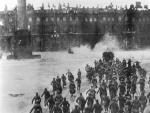 Bolszewicy atakują Pałac Zimowy, siedzibę rządu tymczasowego. Kadr z filmu „Październik” w reżyserii Siergieja Eisensteina.