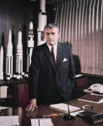 Wernher von Braun, podczas II wojny światowej współtwórca pocisków balistycznych V-2, członek partii nazistowskiej i oficer SS, po wojnie został przewieziony do USA, gdzie pracował nad amerykańskim programem kosmicznym,