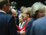 Bruksela, czwartek. Powitanie przywódców najbardziej wpływowych krajów UE, prezydenta Francji François Hollande’a i kanclerz Niemiec Angeli Merkel.