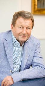 Józef Wojciechowski ma 69 lat, jest właścicielem firmy deweloperskiej J.W. Construction i jednym z najbogatszych Polaków. Był właścicielem Polonii Warszawa.
