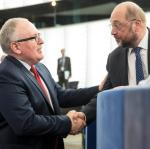 Wiceszef Komisji Europejskiej Frans Timmermans (z lewej) i przewodniczący europarlamentu Martin Schulz są za badaniem praworządności w krajach UE. Ten pierwszy wątpi jednak, czy metoda proponowana przez parlament jest dobra.