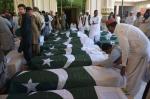 Trumny ofiar zamachu na akademię policyjną  w Kwecie.  W całej prowincji Beludżystan, którego jest stolicą, ogłoszono trzydniową żałobę.