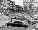 Plac przed kościołem Santa Croce, sobota, 5 listopada 1966. Woda powoli zaczyna opadać.