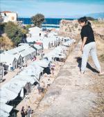 Uchodźców frustruje niekończące się oczekiwanie na wyjazd. Na zdjęciu obóz w Chios.