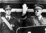 Juan Carlos przyjął strategię usypiania czujności Franco. Jedno z ostatnich wspólnych zdjęć następcy tronu i dyktatora z 1975 roku.