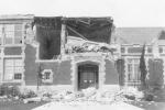 Jedna z ponad 200 szkół zniszczona trzęsieniem ziemi w 1933 roku w Long Beach.