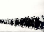 Polscy policjanci i cywilni „wrogowie ludu” konwojowani przez NKWD we wrześniu 1939 roku.