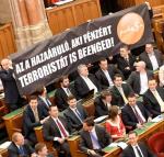 Deputowani Jobbiku w czasie głosowania w parlamencie.