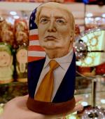 Matrioszka z Donaldem Trumpem ze sklepu z prezentami w Moskwie.