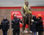 Z okazji 99. rocznicy rewolucji październikowej w Mińsku, przy fabryce traktorów, stanął nowy pomnik Lenina.