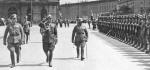 Gen. Tadeusz Kutrzeba w otoczeniu niemieckich oficerów przechodzi przed frontem kompanii reprezentacyjnej Wehrmachtu (Berlin, maj 1935 r.) .