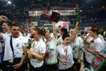Piłkarki ręczne  MKS Selgros Lublin świętują zdobycie 19. mistrzostwa Polski po zwycięskim meczu z SPR Pogoń Baltica Szczecin.