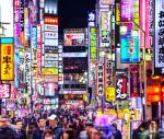 Korzystny kurs jena przyczynił się do tego, że przeciętny Japończyk wzbogacił się przez rok o 9,3 proc., licząc w dolarach. Na zdjęciu tokijska dzielnica rozrywki.