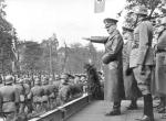 Adolf Hitler przyjmuje defiladę niemieckich wojsk w Alejach Ujazdowskich w Warszawie (5 października 1939 r.).