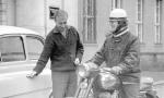 Przyjaciele: szczęśliwy posiadacz fiata 500 Bogumił Kobiela i Zbigniew Cybulski na swoim motocyklu Jawa, rok 1958.