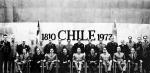 Prezydent Augusto Pinochet (siedzi w środku) i jego rząd, którego ekonomiczny trzon stanowili „chłopcy z Chicago”. Był wśród nich m.in. minister finansów Jorge Cauas (siedzi ostatni z prawej) i minister edukacji Sergio Castro (stoi za generałem).