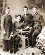 Bronisław Piłsudski (drugi od lewej). Tuż za nim siedzi jego o rok młodszy brat Józef.