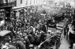 Irlandczycy witają uwolnionych na mocy amnestii uczestników powstania wielkanocnego (Dublin, 18 czerwca 1917 r.).