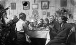 Jeszcze w latach 30. XX wieku w czasie rodzinnych spotkań pilnowano, by stół był starannie nakryty, uczono sztuki konwersacji.