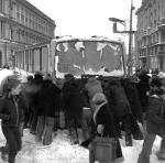 Rozpowszechniony tej zimy sposób uruchamiania pojazdów mechanicznych „na pych”. Warszawa, kwiecień 1979 r.