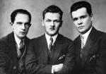 Poeci proletariaccy, autorzy zbioru wierszy „Trzy salwy”. Od lewej: Stanisław Stande, Władysław Broniewski i Witold Wandurski. 1925 rok.