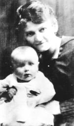 Jedyne zachowane zdjęcie kilkumiesięcznego Karola Józefa Wojtyły z matką Emilią.