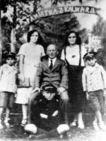 Dziesięcioletni Karol Wojtyła (siedzi) z ojcem i przyjaciółmi podczas wycieczki do Wieliczki (1930 r.).