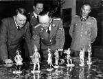 Filigranowe figurki w służbie umacniania niemieckości oraz poprawiania nastroju Führera. Urodzinowy prezent Himmlera dla Hitlera, kwiecień 1944.