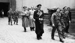 23 maja 1945 r. alianci aresztowali admirała Karla Dönitza (w ciemnym płaszczu) oraz członków fasadowego rządu z Flensburga, m.in. generała Alfreda Jodla i Alberta Speera (widoczni za Dönitzem).