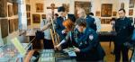 Celnicy przekazują odzyskane ikony do Muzeum Południowego Podlasia.