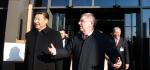 Xi Jinping,  prezydent Chin, odwiedził muzeum olimpijskie  w Lozannie. Oprowadzał go  przewodniczący MKOl Thomas Bach.