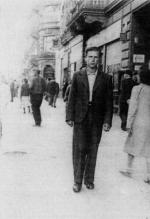 Lipiec 1944. Janusz Brochwicz-Lewiński pseud. „Gryf” na warszawskiej ulicy.