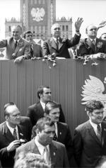 Oficerowie BOR chronią premiera Piotra Jaroszewicza  (na trybunie pierwszy z lewej) i I sekretarza KC PZPR  Edwarda Gierka podczas pochodu pierwszomajowego w 1974 r. 