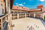 Opis dziedzińca zamku na Wawelu jest jednym z projektów zrealizowanych przez Fundację Audiodeskrypcja.