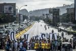 Opozycja wenezuelska protestuje na głównej ulicy Caracas przeciwko polityce prezydenta Nicolasa Maduro 