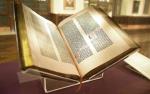 Biblia Gutenberga, czyli pierwsze wydawnictwo wykonane przy użyciu czcionki ruchomej. Do dziś zachowało się tylko 20 kompletnych i bezcennych kopii.