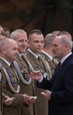 Antoni Macierewicz, nie chcąc konfliktu z oficerami, przestał forsować dezubekizację w armii – twierdzi opozycja.