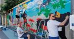 Timothy Fisher, Sean Hamilton, Megan Jones malują bielski mural.