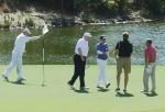 Jedno z niewielu zdjęć Trumpa i Abego na polu golfowym prezydenta USA. Wpisowe do klubu kosztuje tam ponad 150 tys. dolarów.