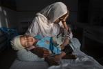 Paula Bronstein, I miejsce, „Życie codzienne”, zdjęcie poj. Przedstawia kobietę z dzieckiem rannym w wybuchu bomby w Kabulu.