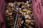 Noel Celis, III miejsce, „Fotografia newsowa”, zdjęcie poj. Przedstawia przepełnione więzienie  w Manili, stolicy Filipin.