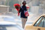 Z okazji Dnia św. Walentego młody mężczyzna sprzedaje na ulicy róże w irackim mieście Basra 