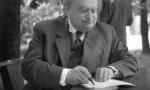 Stanisław Cat-Mackiewicz jako wzięty autor podczas kiermaszu książki w 1961 r. Za trzy lata wyśle pierwszy artykuł do paryskiej „Kultury”, niedługo później namierzy go SB.
