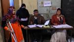 Głosowanie w jednej z komisji wyborczych w stanie Uttar Pradesz.