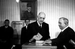 27 kwietnia 1969 r. w referendum konstytucyjnym, którego inicjatorem był Charles de Gaulle, 52,4 proc. Francuzów odrzuciło proponowane przez niego zmiany. W rezultacie de Gaulle ustąpił.