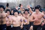 Około tysiąca mężczyzn wzięło w Mińsku udział w biegu z okazji Dnia Obrońcy Ojczyzny. 23 lutego, dawne święto Armii Radzieckiej, obecnie jest nieformalnym męskim odpowiednikiem Dnia Kobiet. Białorusini czy Rosjanie wykazują się z tej okazji nie tylko tężyzną fizyczną – idą też w zawody, kto ma mocniejszą głowę...