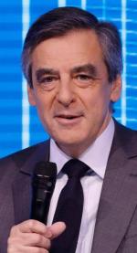 François Fillon, kandydat konserwatywny. Były premier uwikłany w skandal z fikcyjnym zatrudnieniem swej żony oraz dzieci. Kosztowało  to budżet prawie milion euro.