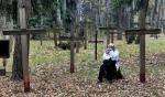 Białoruskie państwo nie postawiło w Kuropatach żadnego pomnika. Są tylko przyniesione przez ludzi krzyże.