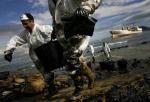 Czy mechaniczny komar pomoże w usuwaniu skutków katastrof ekologicznych? Na zdjęciu wyciek ropy ze statku „Sierra Nava” u wybrzeży Hiszpanii, styczeń 2007 r.